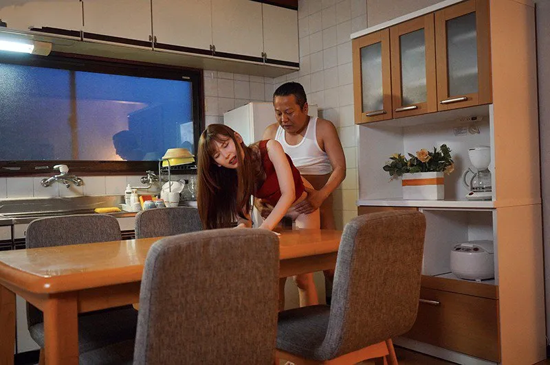 Cục vàng bị chồng yêu mới của mẹ phang mỗi ngày, cho dù đã có người yêu