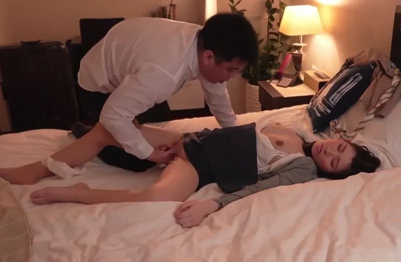 Biết em thư ký sắp kết hôn, cấp trên chuốc thuốc mê trả bài cô nàng cả đêm trong chuyến công tác