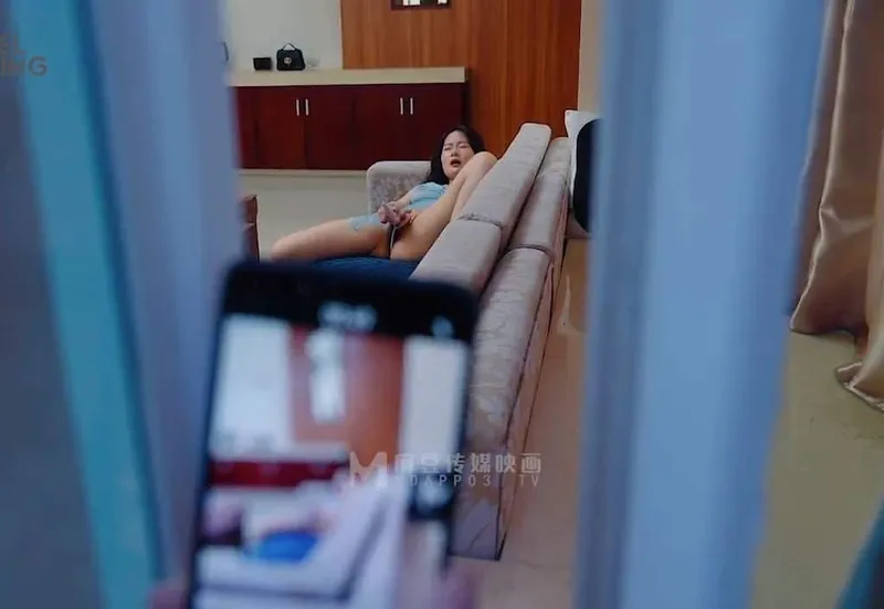 đột nhập xoạc em cạnh bên nhà đang thủ dâm