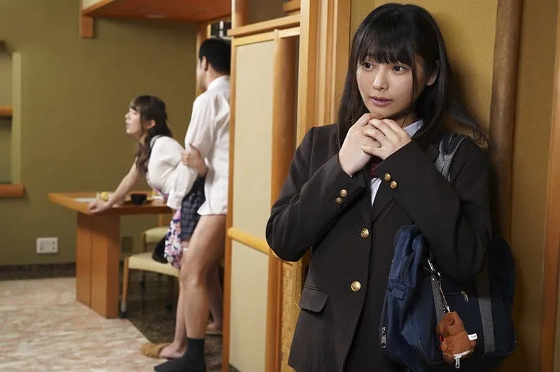 Tiểu thư riêng thấy thèm khi nhìn trộm bố dượng đụ mẹ